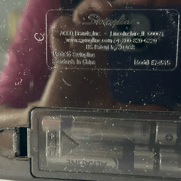 Swingline (2007) Electric Portable Desktop 3-Hole Punch - Batteries Not Included - Picture 14 of 17